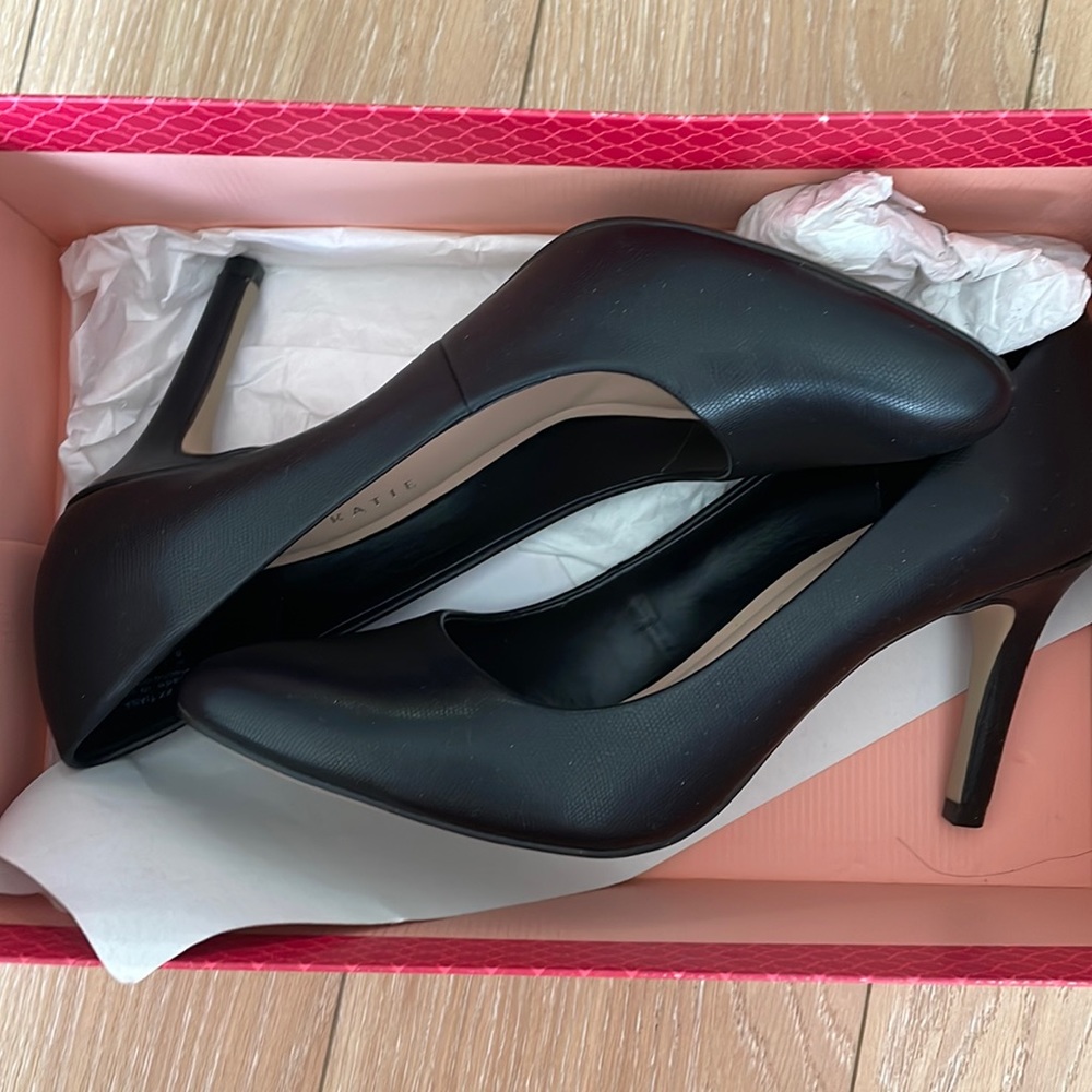 BRAND NEW BLACK HEELS